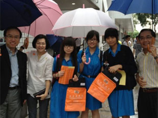 香港善导会卖旗日 - 风雨同路